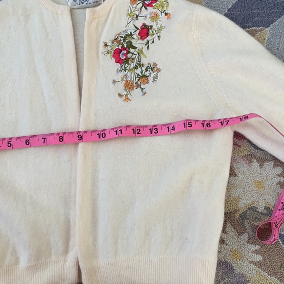 VINTAGE CASHMERE CARDIGAN WITH FLORAL DETAIL - Picture 5 of 7